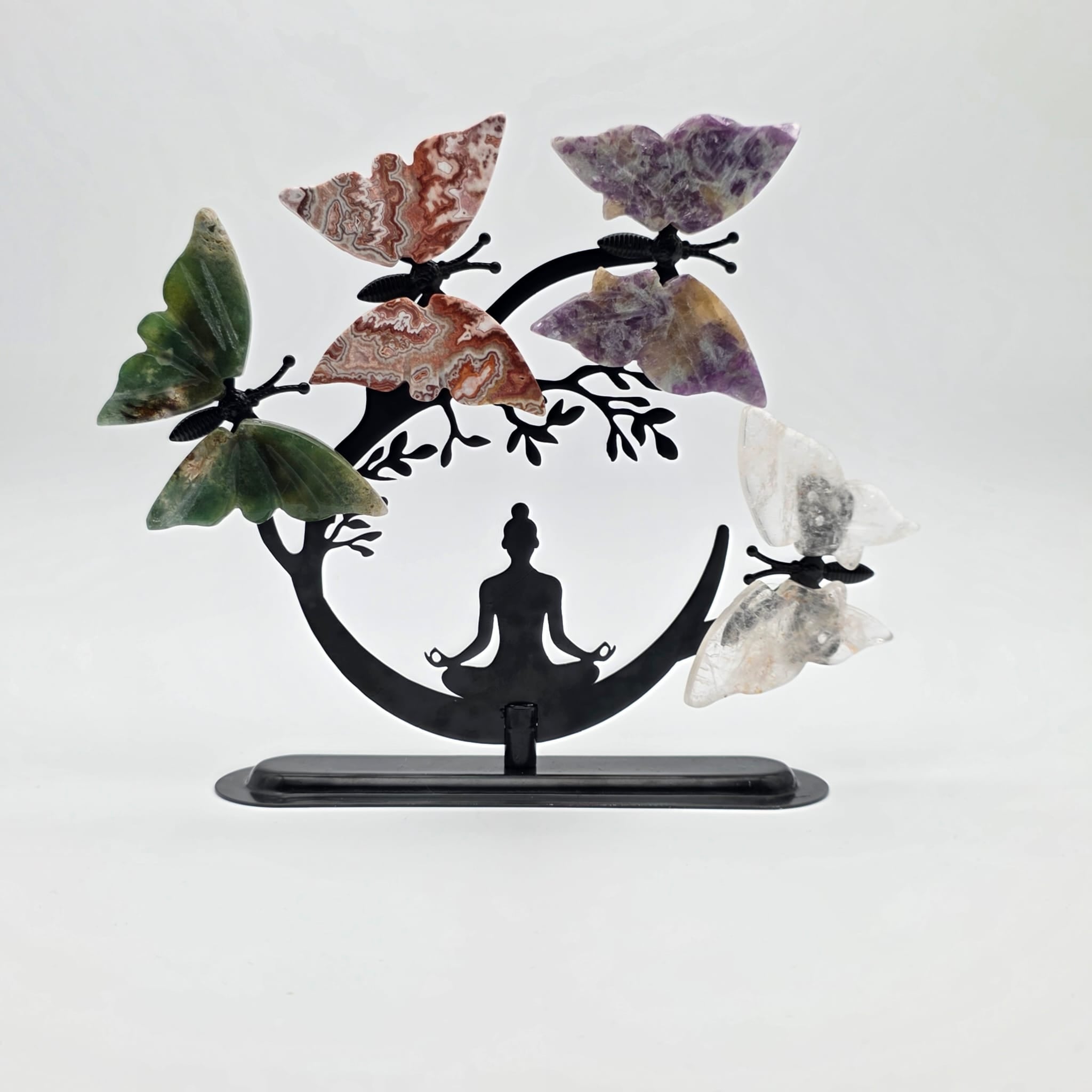 Buddha mit Kristall-Schmetterlingen – Dekorative Metallfigur mit Natursteinen