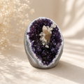 Amethyst-Druse mit Calcit-Kristall