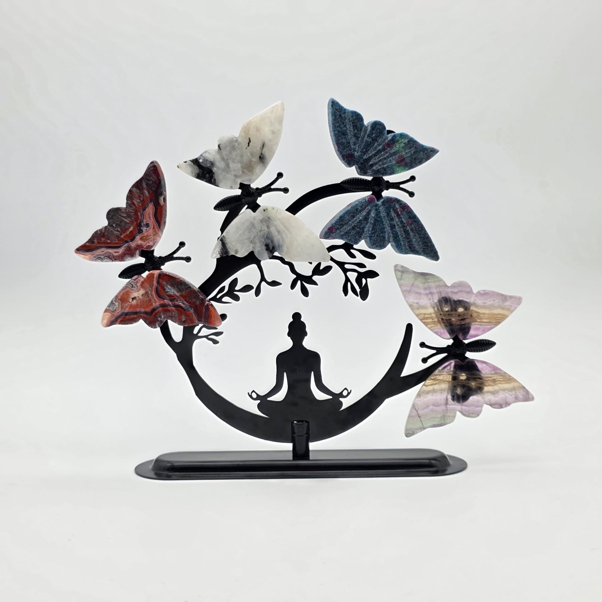 Buddha mit Kristall-Schmetterlingen – Dekorative Metallfigur mit Natursteinen