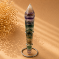Regenbogenfluorit Spitze mit Metallständer