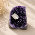 Amethyst-Druse mit Calcit