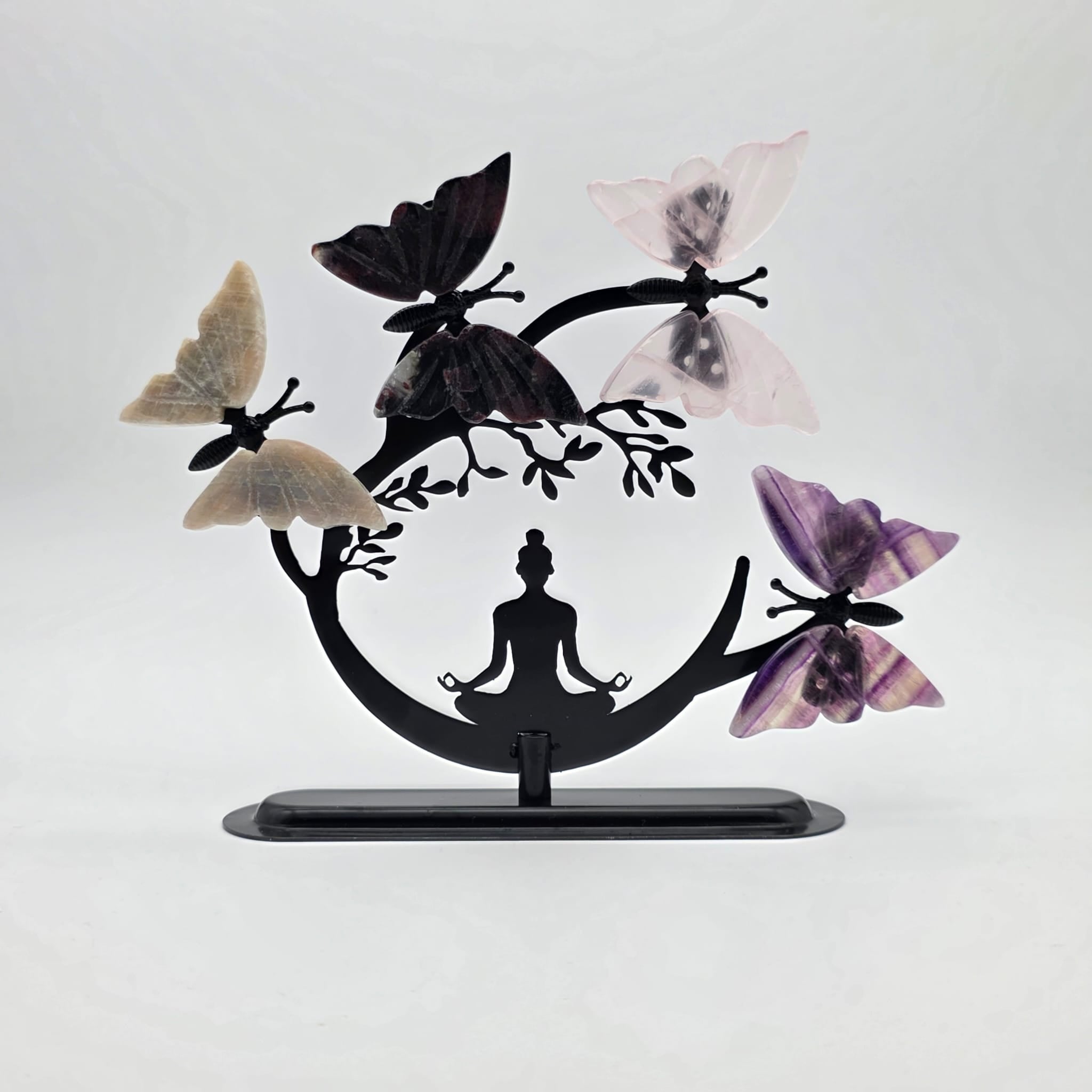 Buddha mit Kristall-Schmetterlingen – Dekorative Metallfigur mit Natursteinen