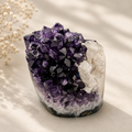 Amethyst-Druse mit Calcit