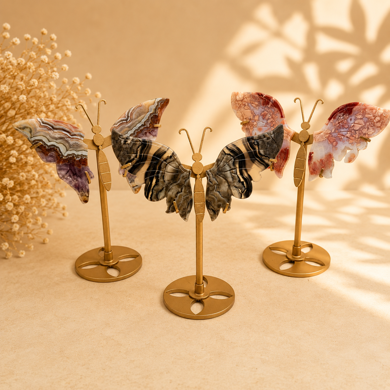 Naturstein-Schmetterling auf Metallständer – verschiedene echte Natursteine