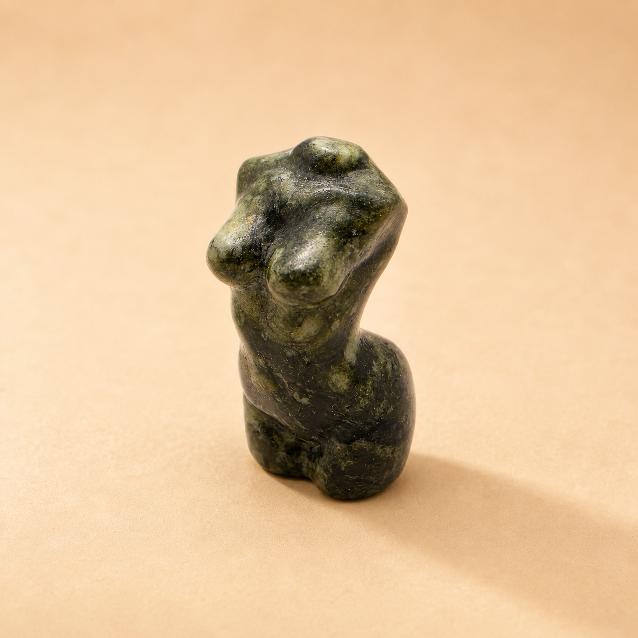 Frauenoberkörper aus Naturstein – Granat, Obsidian, Moosachat, Rosenquarz & Howlite