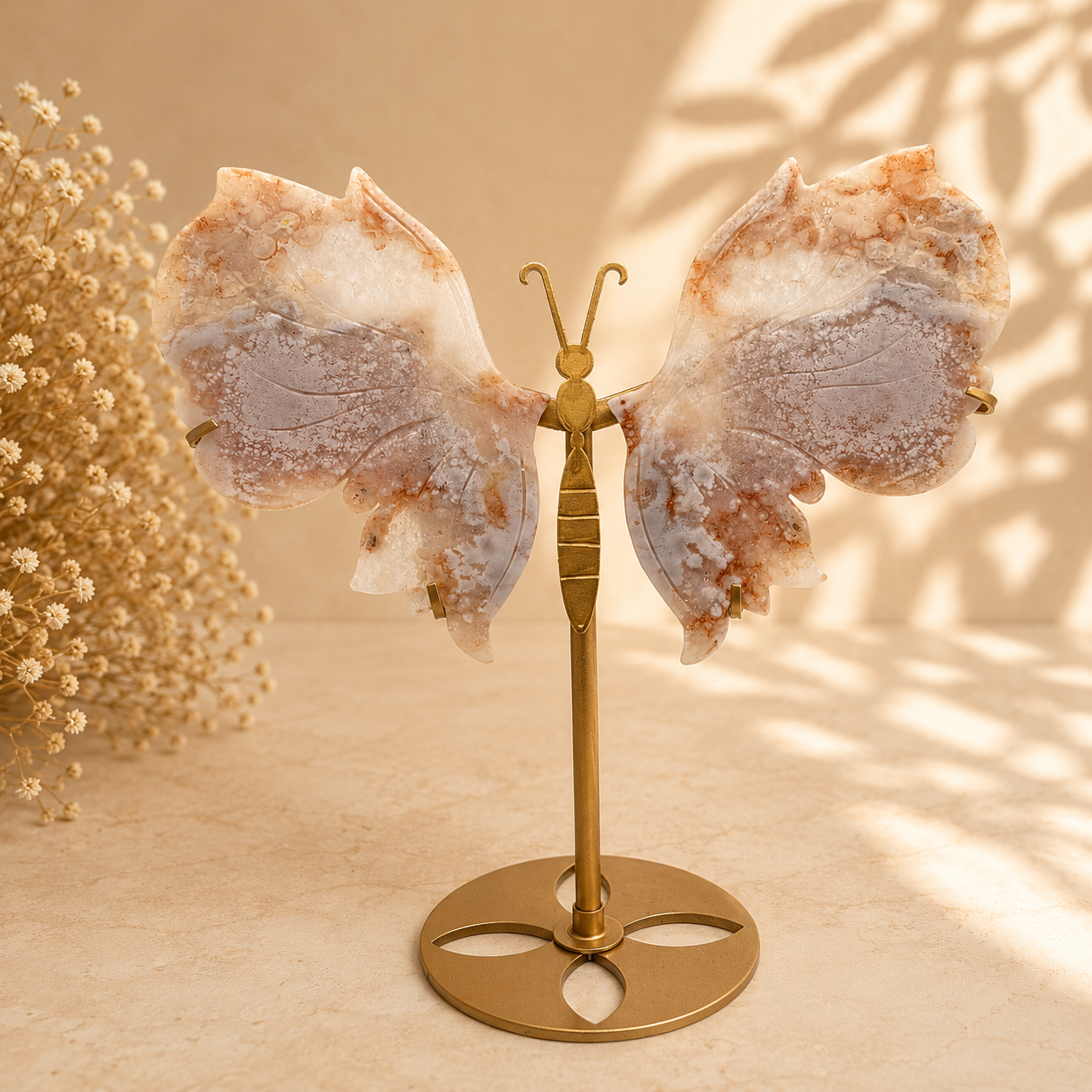 Pinker Blumenachat-Schmetterling auf Metallständer – dekoratives Naturstein-Unikat
