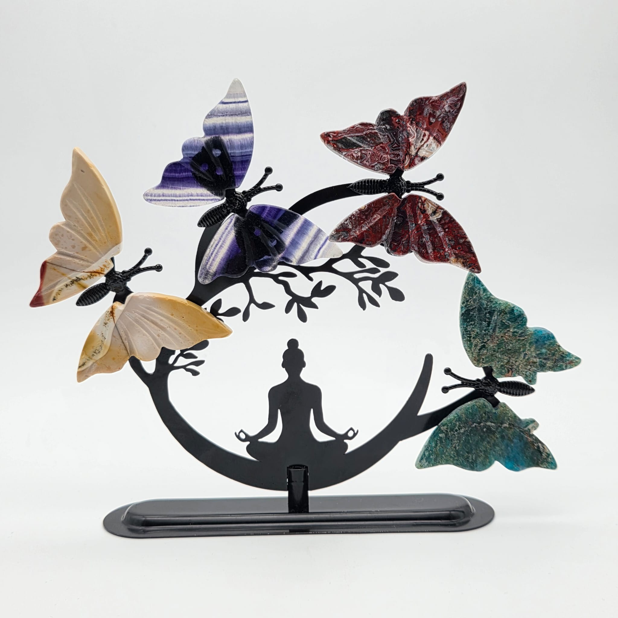 Buddha mit Kristall-Schmetterlingen – Dekorative Metallfigur mit Natursteinen